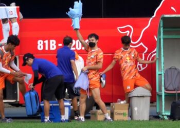 Văn Toàn và HLV Kiatisak gặp cảnh éo le với fan cứng của HAGL