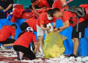 Hãy chấm dứt việc dùng giấy vệ sinh để cổ vũ bóng đá