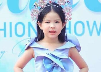 Nét ngây thơ trong sáng của mẫu nhí Khả Hân trong Peace Kid Fashion Show by Tommy Nguyễn