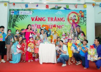 Diễn viên Quỳnh Lê và chị Lê Thị Mai chủ nhiệm CLB Nét chữ xinh cùng mang nụ cười thiên thần đến với “Trung thu thương yêu”