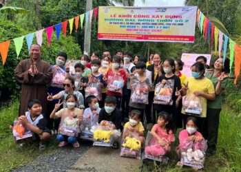 Chi bộ 14 – Đại học HUTECH phối hợp với diễn viên Quỳnh Lê kết nối vòng tay nhân ái đến vùng sâu vùng xa