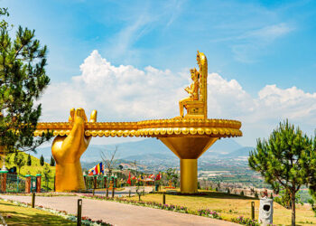 Các hoạt động tại khu tham quan du lịch văn hóa tâm linh tại Samten Hills Dalat là phù hợp và tuân thủ đúng quy định của pháp luật Việt Nam.