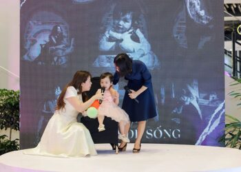 Người mẹ “siêu nhân” không gục ngã trên hành trình cùng con tìm lại sự sống