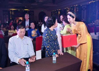 Hoa hậu Trịnh Thanh Hồng Diễn vedett tại sự kiện Tết Ba Miền