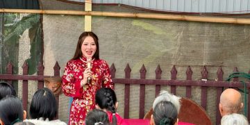 Hoa hậu Nhân Ái Nguyễn Thị Bình trao 40 phần quà hỗ trợ bà con khó khăn tại Nại Cựu sau Tết